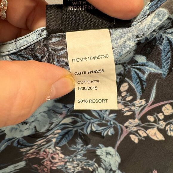 NWT Torrid Hi-Low swoop neck, light blue gray floral top size 1 - Picture 8 of 11